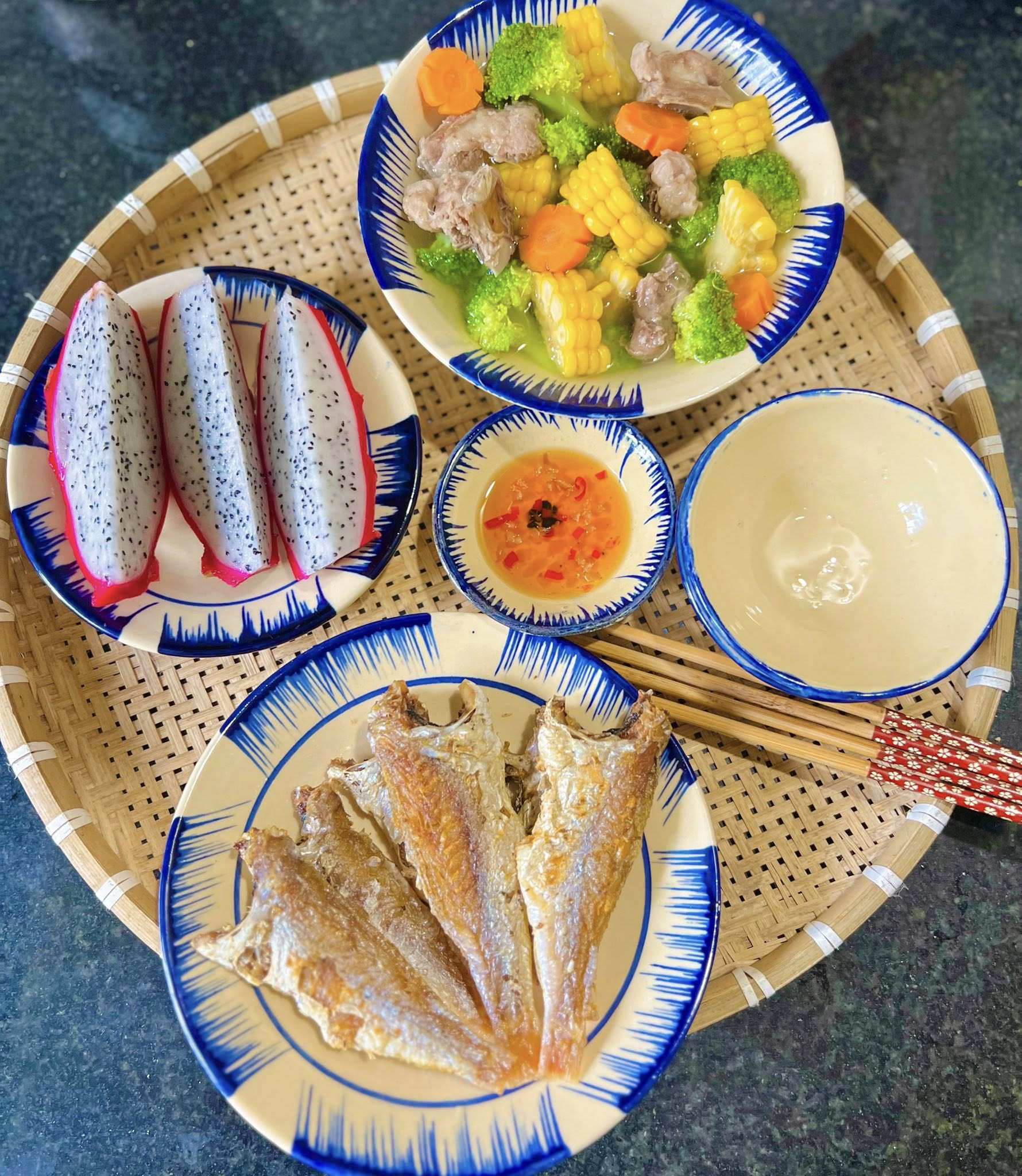 Cả tháng không cần nghĩ thực đơn, cơm nhà luôn ngon miệng và đủ chất 1 Xương nấu rau củ - Thanh long - Cá chiên