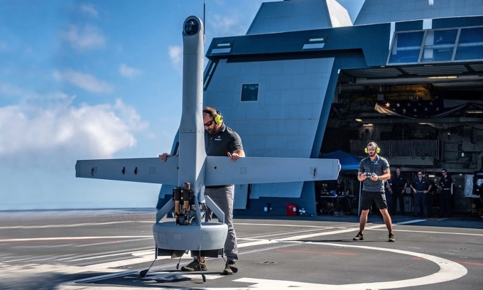Drone V-BAT của công ty Shield AI chuẩn bị cất cánh trên tàu khu trục mang tên lửa dẫn đường USS Michael Monsoor (DDG-1001) trong khuôn khổ cuộc tập trận Vành đai Thái Bình Dương (RIMPAC) hồi năm 2022. Ảnh: Hải quân Mỹ