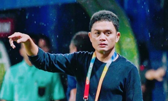 Cựu tuyển thủ Sarayuth Chaikamdee trong vai trò HLV. Ảnh: FBNV