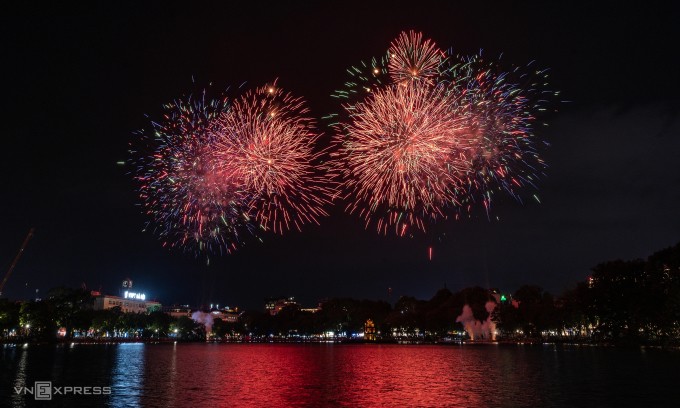 Pháo hoa hồ Hoàn Kiếm. Ảnh: Ngọc Thành