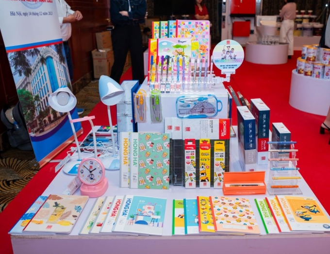 Một số sản phẩm của Văn phòng phẩm Hồng Hà đang được trưng bày. Ảnh: HHA