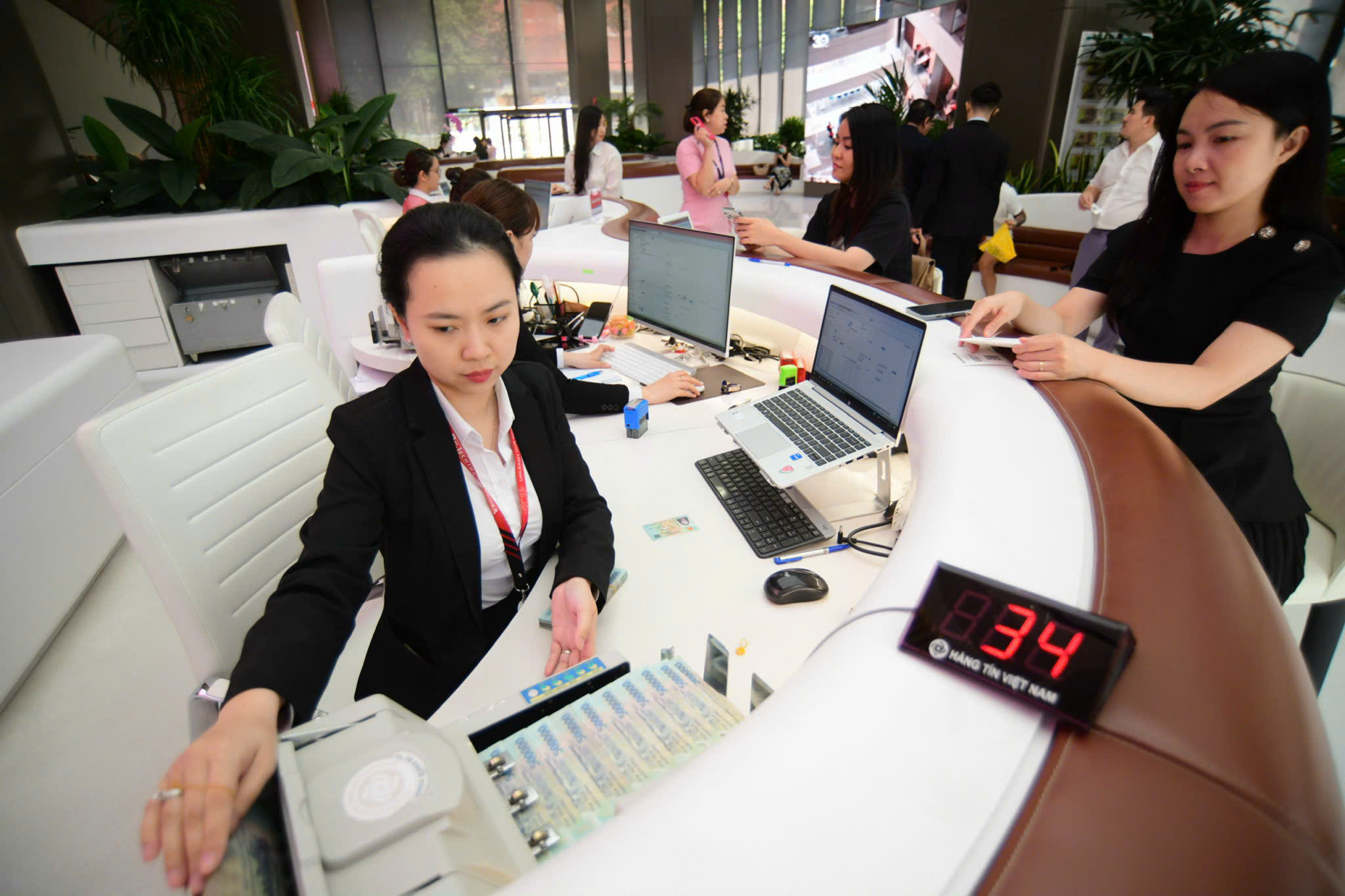 Các ngân hàng thu bộn tiền ra sao từ phí dịch vụ? 1 dịch vụ - Ảnh 1.