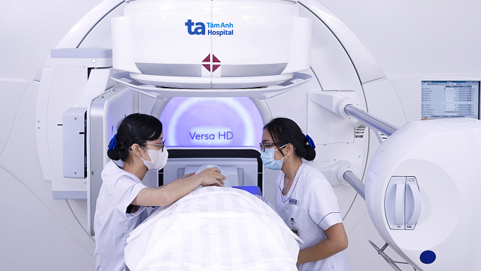 Người bệnh được điều chỉnh tư thế trước khi xạ bằng máy xạ trị gia tốc tuyến tính Versa HD. Ảnh: Bệnh viện Đa khoa Tâm Anh