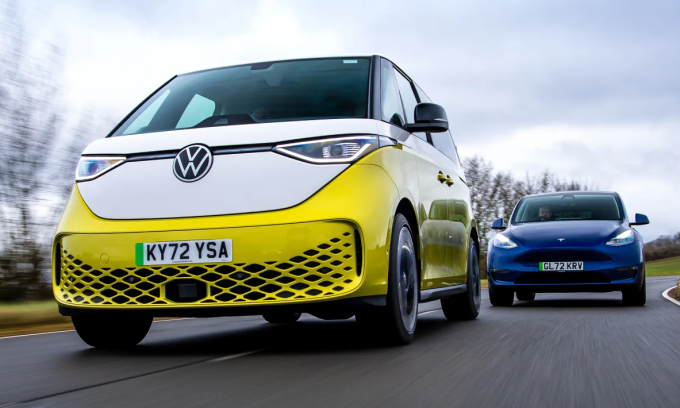 Volkswagen ID. Buzz và Tesla Model Y - hai xe điện bán chạy hàng đầu ở Na Uy. Ảnh: AutoExpress