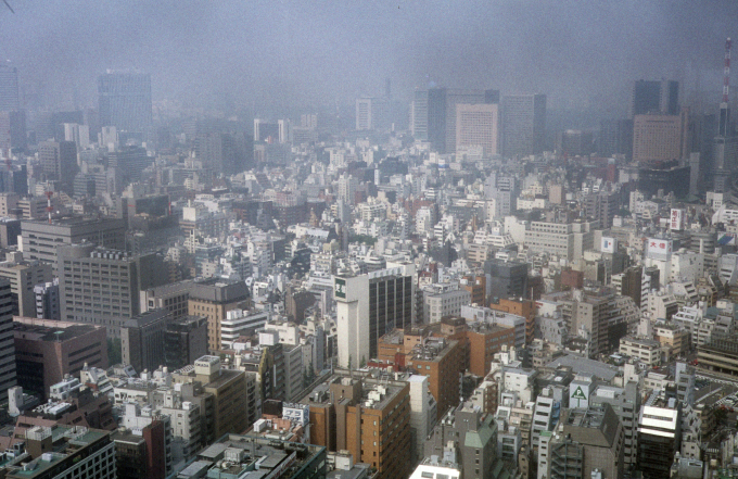 Bụi mịn phủ mờ thành phố Tokyo vào năm 1999. Ảnh: Iraphne R. Childs