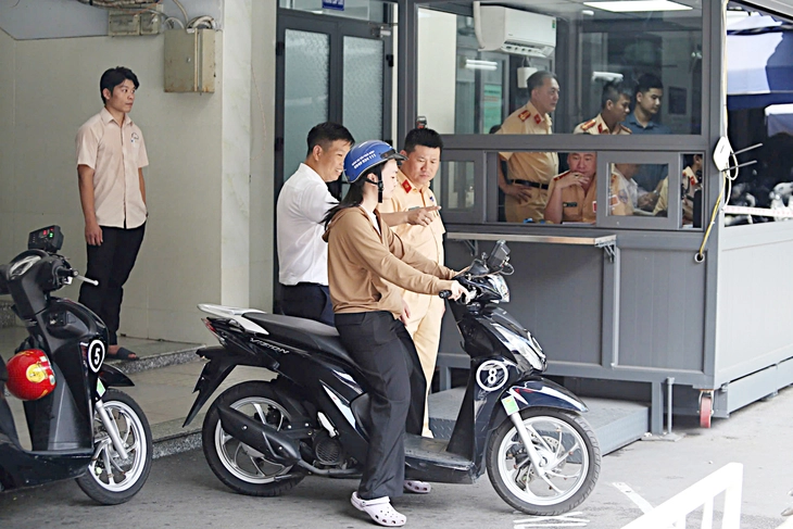 Giáo viên dạy thực hành lái mô tô: Yêu cầu không hề cao! - Ảnh 1. lái mô tô - Ảnh 1.