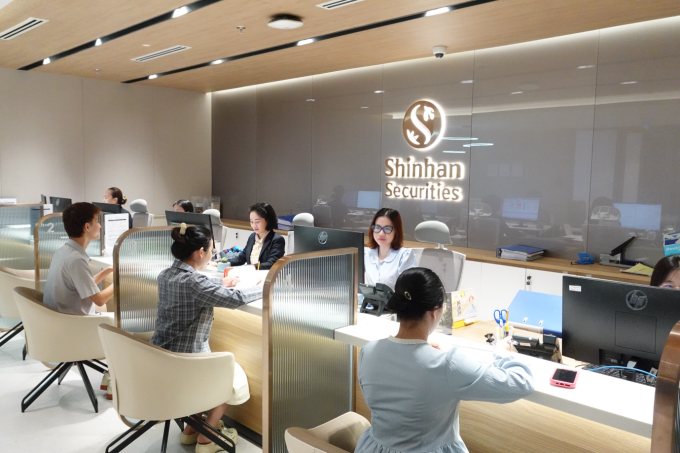 Nhà đầu tư mở tài khoản tại quầy giao dịch Chứng khoán Shinhan. Ảnh: Shinhan Việt Nam