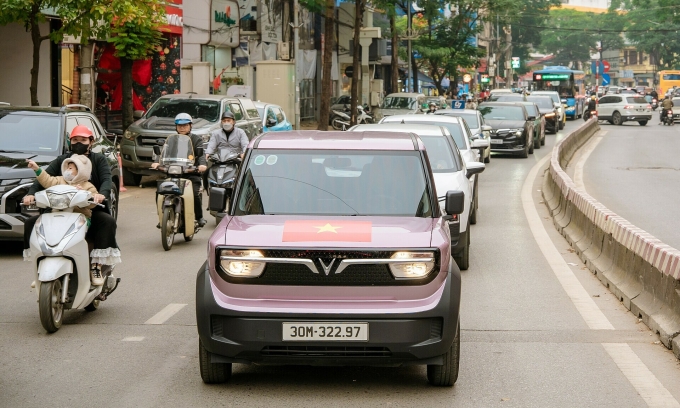Ôtô điện VinFast trên đường phố Hà Nội. Ảnh: Tuấn Vũ