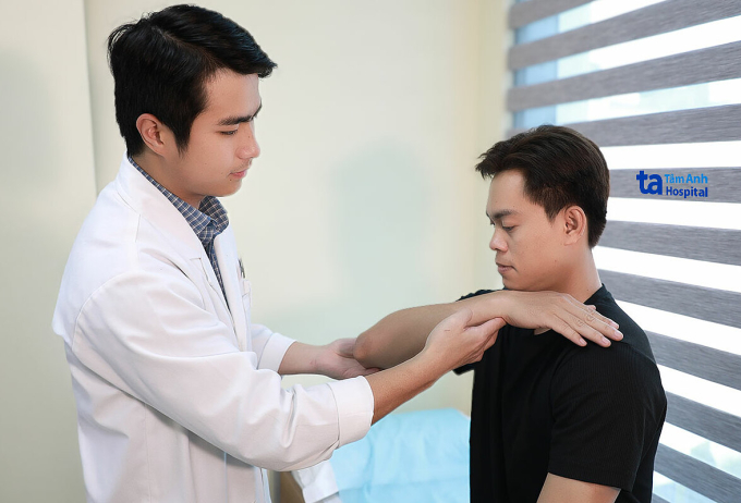 Bác sĩ Ân kiểm tra tình trạng chức năng cánh tay người bệnh. Ảnh: Phòng khám Đa khoa Tâm Anh Quận 7