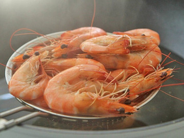 Luộc tôm mãi giờ mới biết, muốn tôm lên màu đỏ đẹp lại ngọt thơm phải cho ngay mấy thứ này!