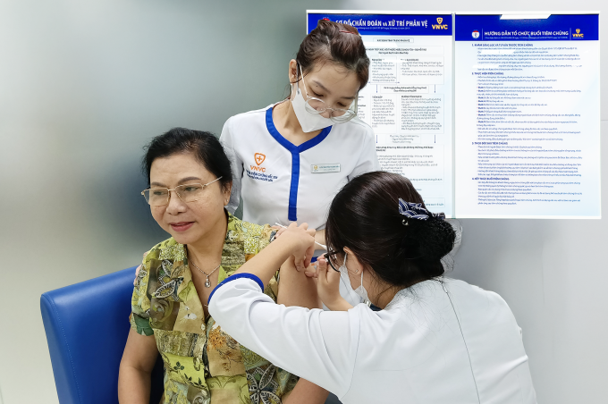 Bà Thu tiêm vaccine zona thần kinh tại Hệ thống Tiêm chủng VNVC. Ảnh: Hoàng Dương