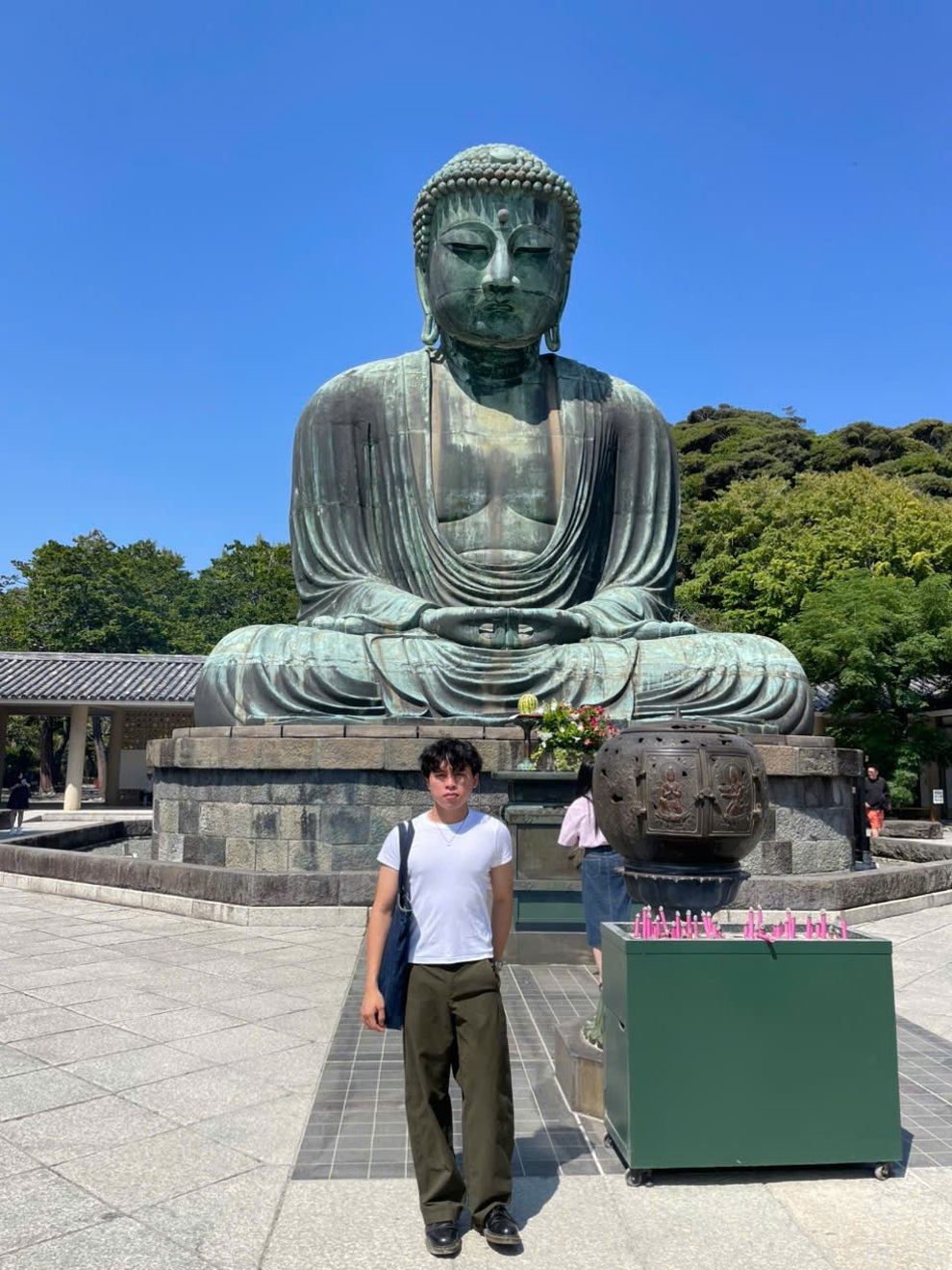 Cầm 3kg bánh nhân thịt đi Nhật, chàng trai cố ăn 30 cái tại sân bay ở TPHCM - 2