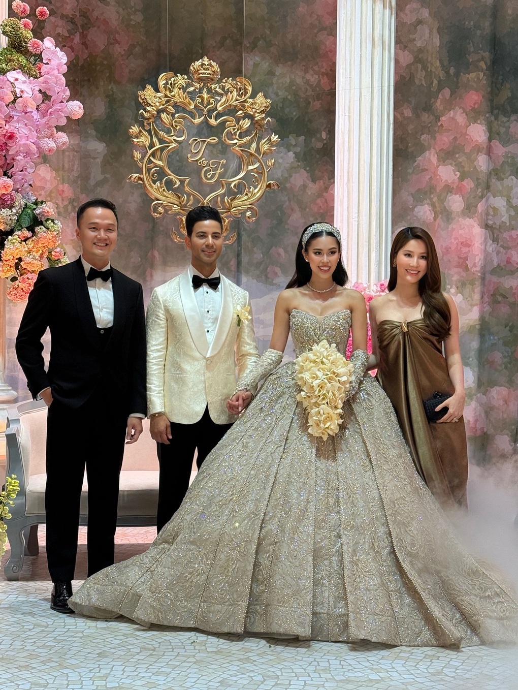 Cẩm Ly hát dân ca tại lễ cưới con gái tỷ phú Johnathan Hạnh Nguyễn gây sốt - 1