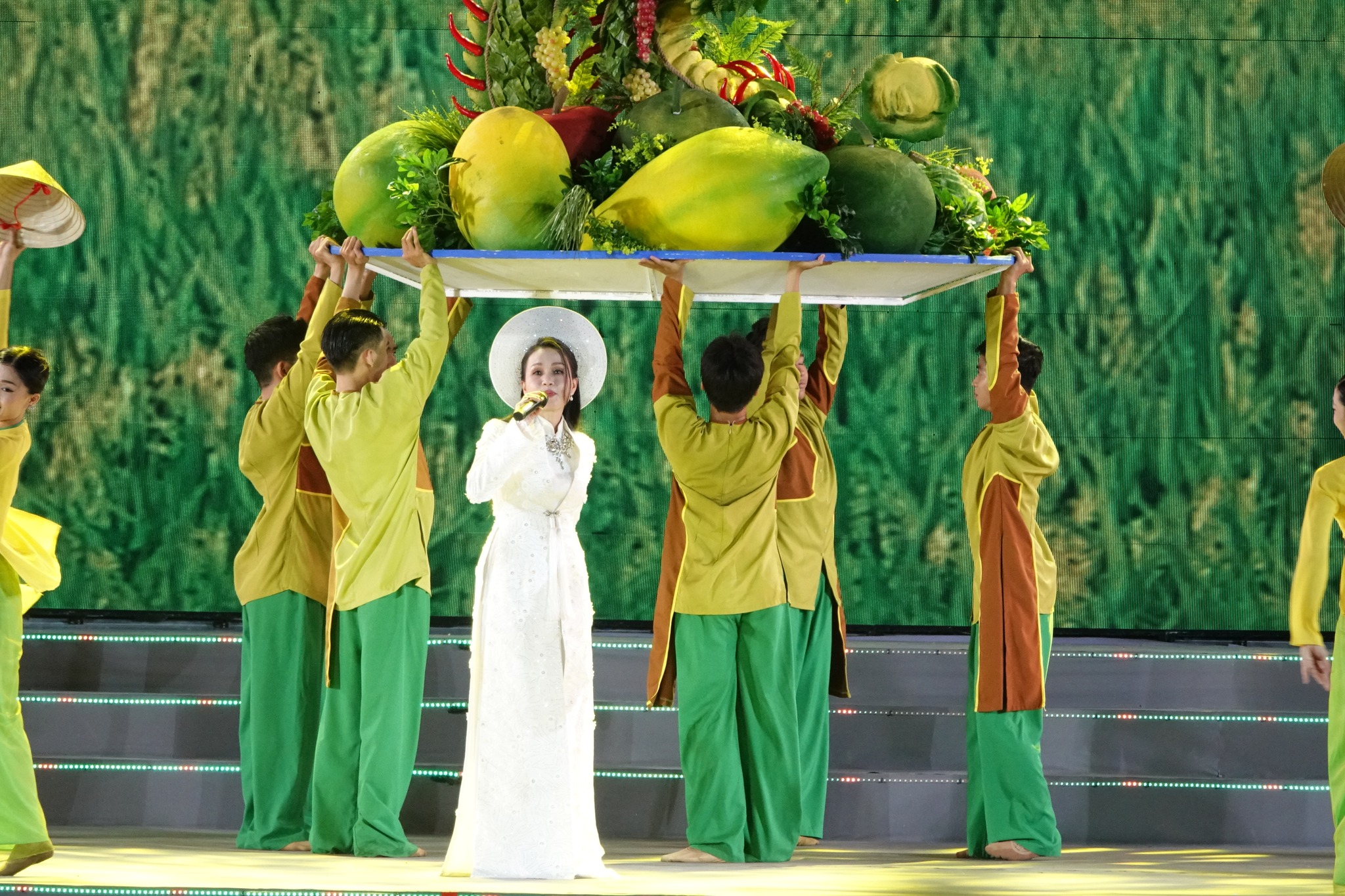 Cẩm Ly tái xuất, NSƯT Như Huỳnh xúc động khi trình diễn trước khán giả Cần Thơ- Ảnh 1.