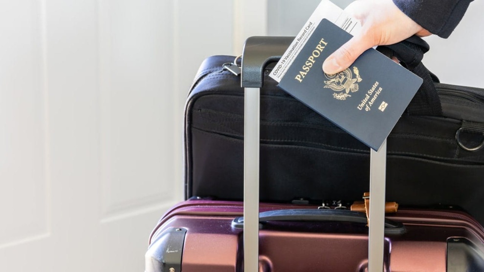 Cầm cuốn hộ chiếu yếu đi chơi, khách kêu trời vì nhiều phiền toái khó nói - 1