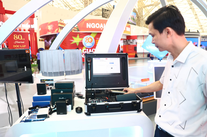 Các sản phẩm ứng dụng công nghệ dịch AI tương tác trực tiếp tại gian hàng triển lãm của Bộ Khoa học và Công nghệ. Ảnh: Quỳnh Trần