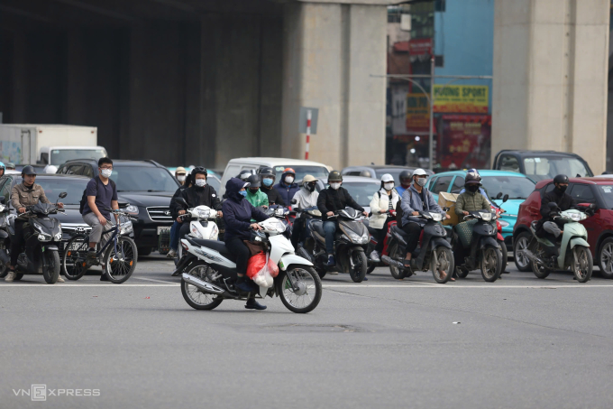 Một trường hợp vượt đèn đỏ trên đường Nguyễn Trãi hôm 15/12. Ảnh: Việt An