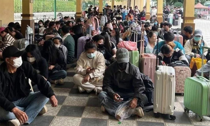 Người lao động Thái Lan tại Campuchia mắc kẹt ở cửa khẩu Khlong Luek hôm 11/12. Ảnh: Bangkok Post