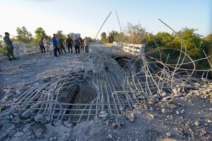 Cầu O Chik nối tỉnh Oddar Meanchey và tỉnh Siem Reap của Campuchia phá hủy vào đêm 19/12. Ảnh: Khmer Times