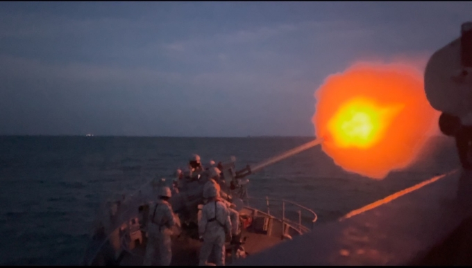 Chiến hạm HTMS Thepa của Thái Lan khai hỏa gần tỉnh Trat ngày 9/12. Ảnh: ThaiPBS