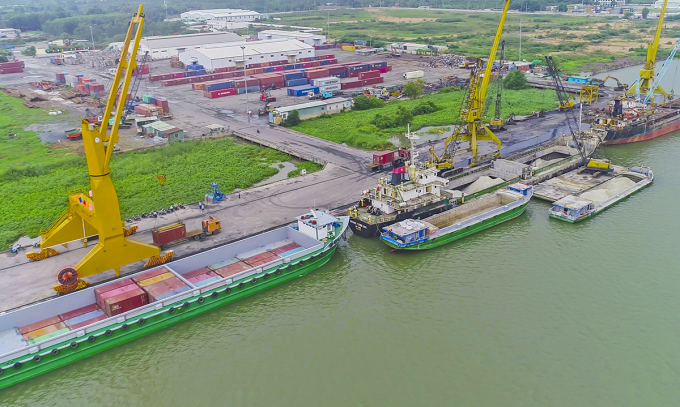 Bốc dỡ hàng tại cảng Cái Cui ở Cần Thơ. Ảnh: Hưng Lợi