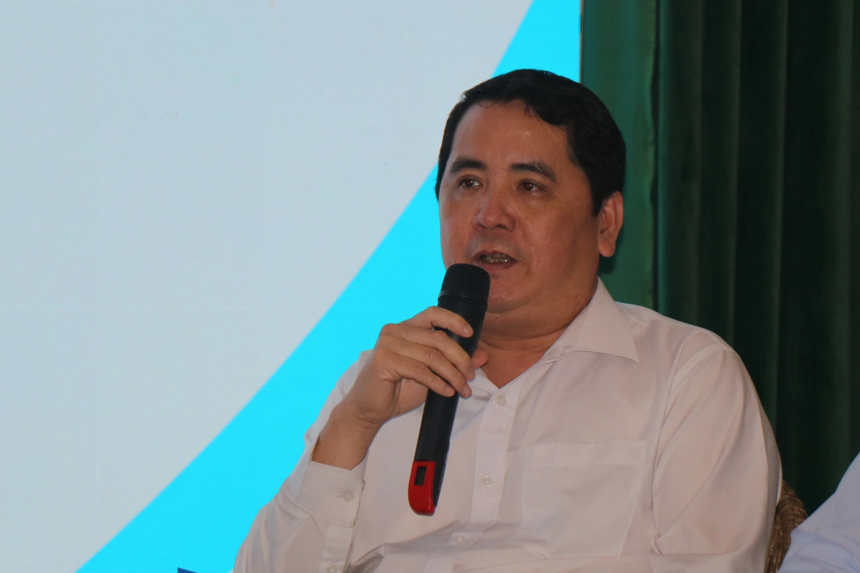 TP.HCM thiếu cán bộ sau sắp xếp, 'thừa vẫn thừa, thiếu vẫn thiếu' - Ảnh 1.