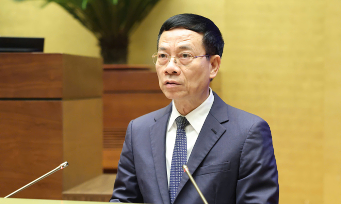 Bộ trưởng Bộ Khoa học và Công nghệ Nguyễn Mạnh Hùng báo cáo về dự luật trước khi Quốc hội thông qua. Ảnh: Hoàng Phong