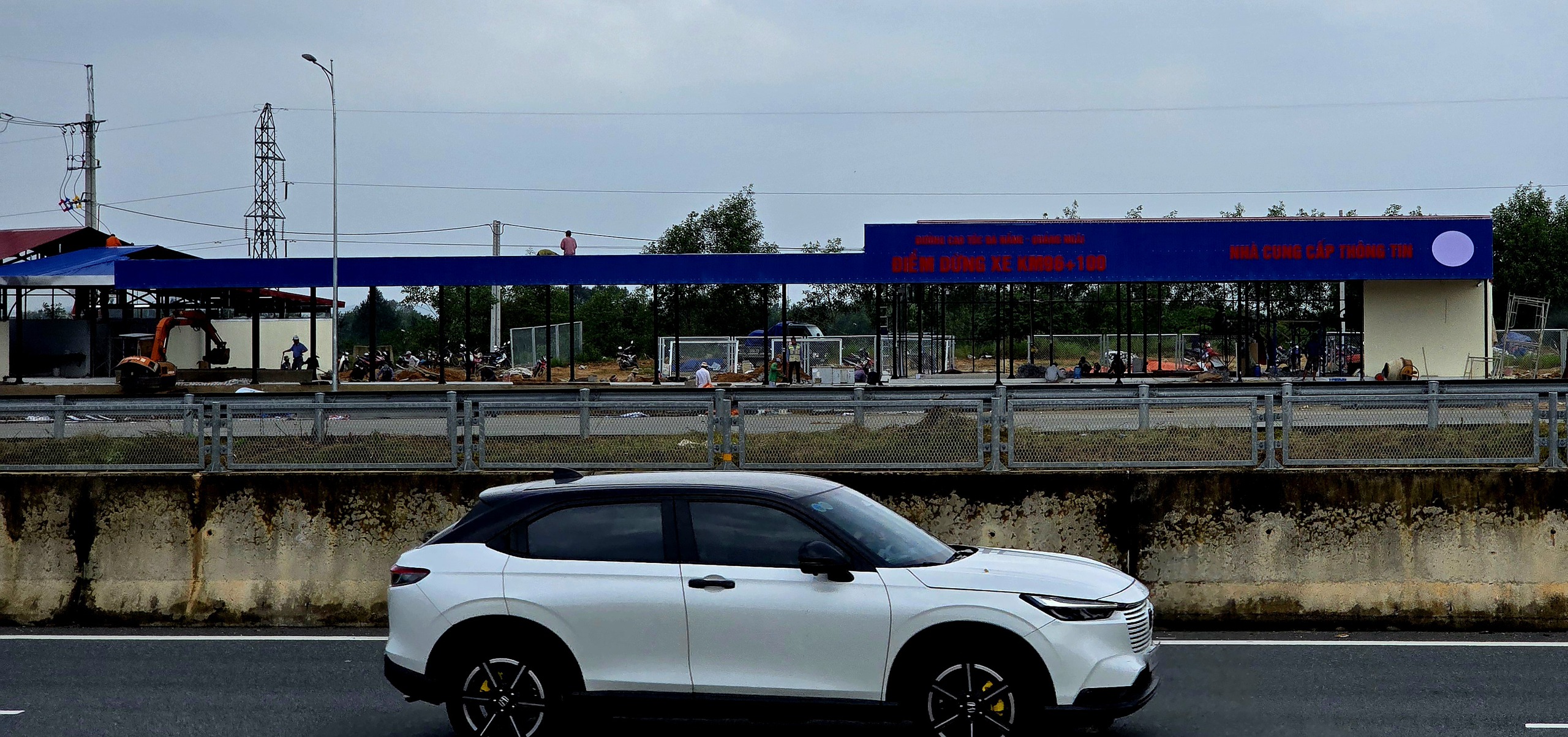 Điểm dừng xe đầu tiên trên cao tốc Đà Nẵng - Quảng Ngãi sắp khai thác - Ảnh 1. Điểm dừng xe đầu tiên trên cao tốc Đà Nẵng - Quảng Ngãi sắp khai thác - Ảnh 1.