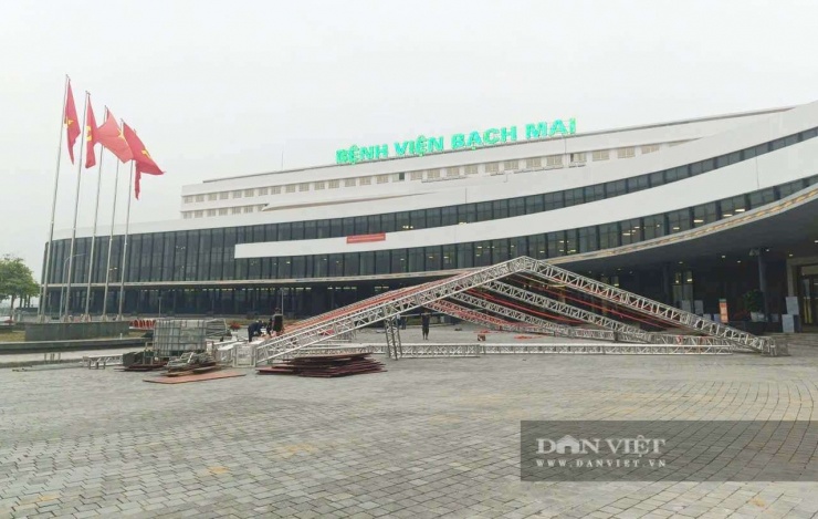 Cận cảnh dàn thiết bị, máy móc hơn 1.000 tỉ đồng trước ngày Bệnh viện Bạch Mai cơ sở 2 khánh thành 1 Ngày 17/12, đơn vị thi công đang hoàn thiện việc dựng rạp và trang trí để sẵn sàng cho lễ khánh thành Bệnh viện Bạch Mai cơ sở 2. Ảnh: Gia Khiêm