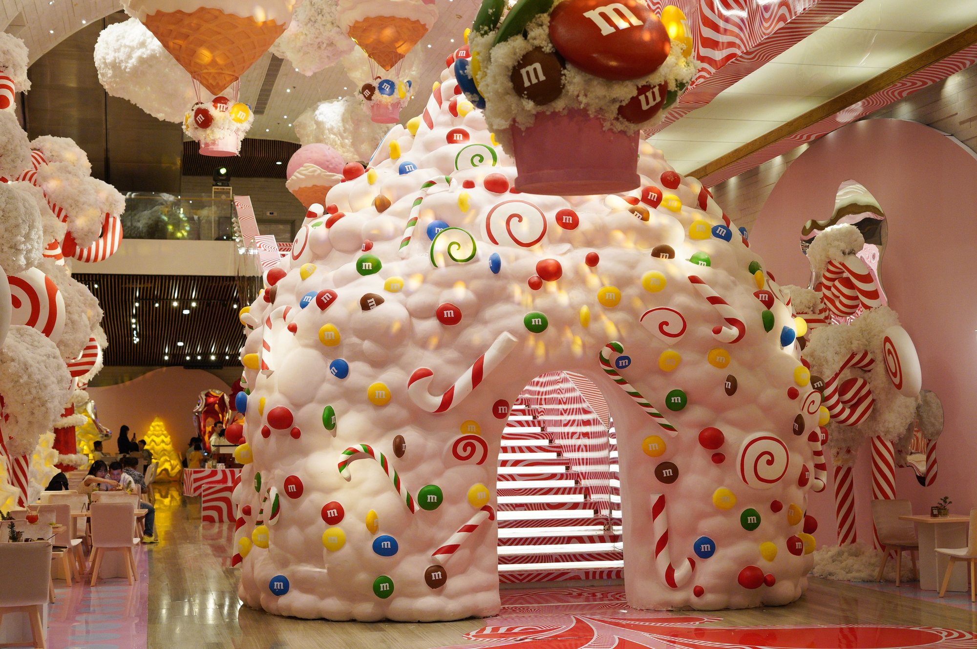 Cận cảnh quán cà phê Giáng sinh 200k/giờ ở TP.HCM, đáng thì thấy đáng nhưng trải nghiệm thì thật sự chưa xứng!- Ảnh 1.