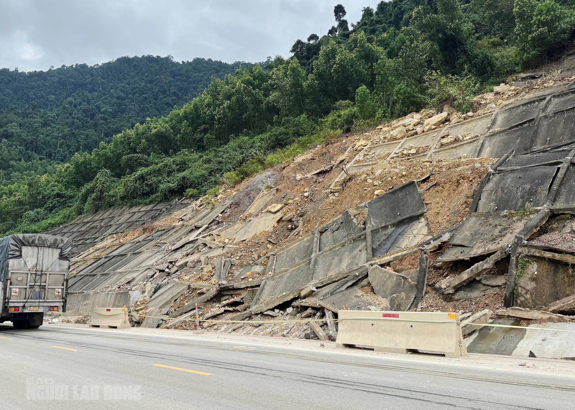 Sạt lở cao tốc La Sơn – Hòa Liên: Cận cảnh thiệt hại nghiêm trọng sau mưa bão - Ảnh 1. Sạt lở cao tốc La Sơn – Hòa Liên: Cận cảnh thiệt hại nghiêm trọng sau mưa bão - Ảnh 1.