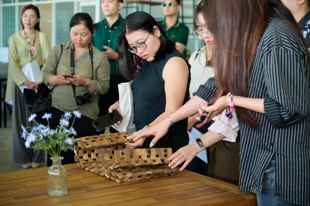 Doanh nghiệp vẫn đang nỗ lực tìm kiếm đơn hàng mới dù đã cận kề cuối năm. Ảnh: THU HÀ GỖ