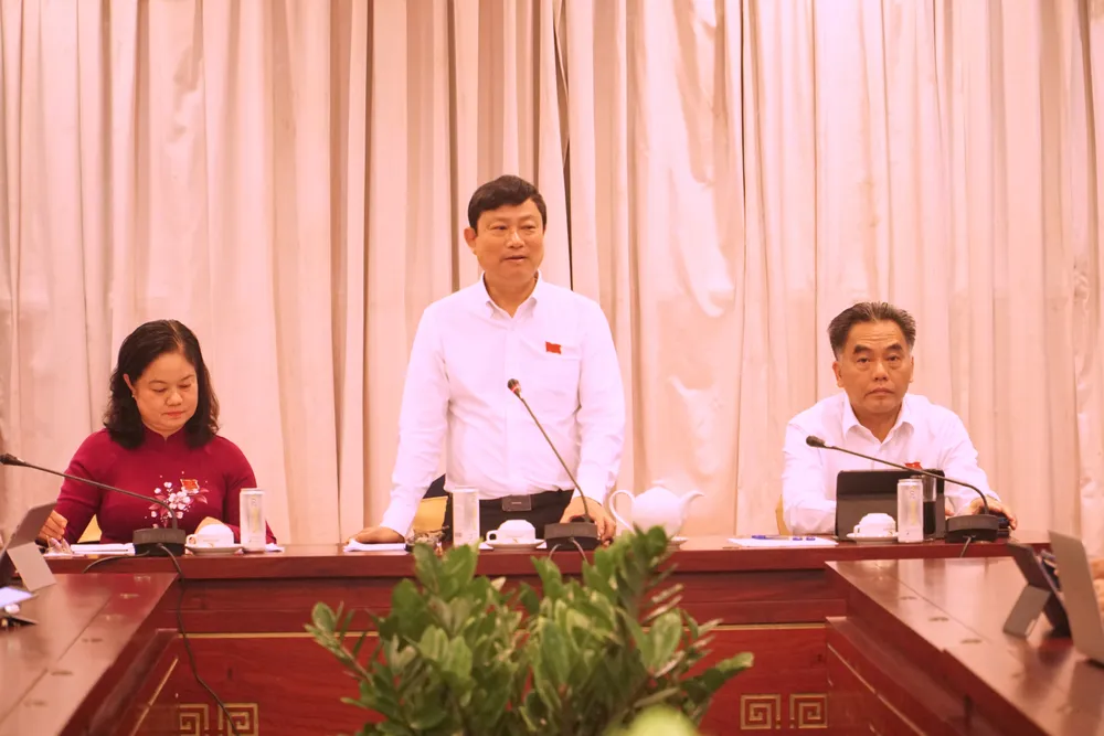 Chủ tịch HĐND TP.HCM Võ Văn Minh chủ trì tổ thảo luận. Ảnh: HÀ THƯ ket-noi-giao-thong-binh-duong-4.JPG