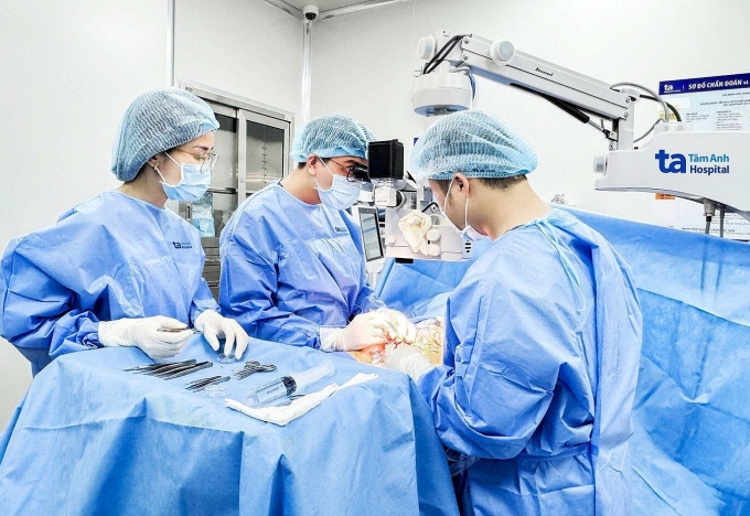 Bác sĩ Vinh (giữa) cùng êkíp vi phẫu micro-TESE tìm thấy tinh trùng cho người bệnh. Ảnh: Hoài Thương