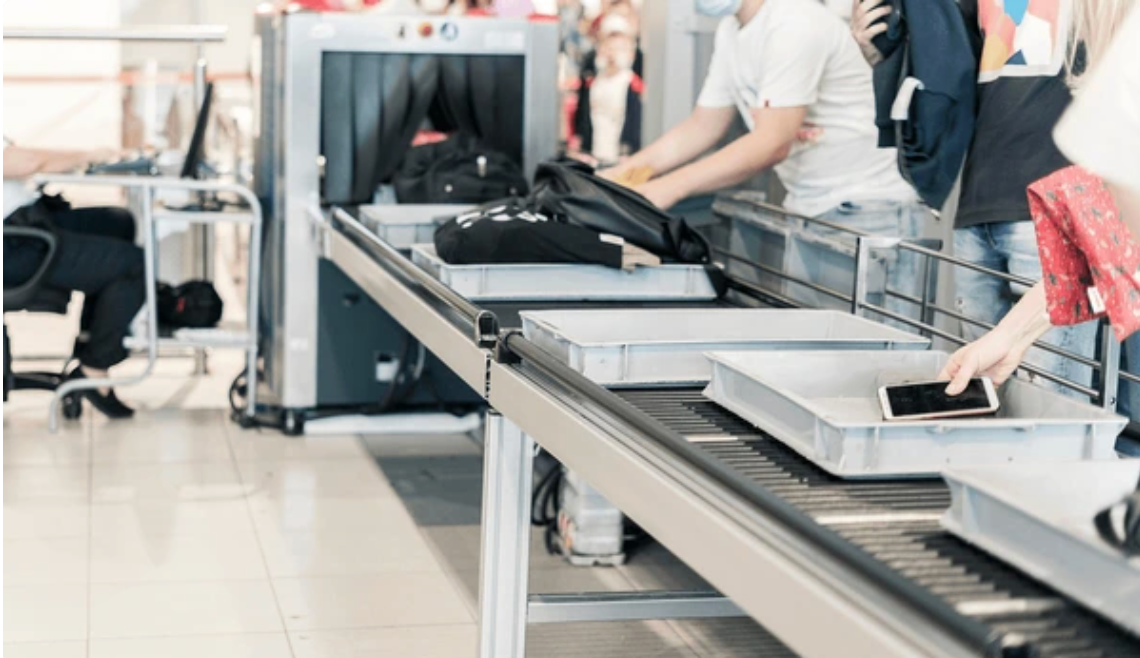 Cảnh báo gấp cho ai còn để CCCD trực tiếp lên khay soi an ninh sân bay- Ảnh 1.