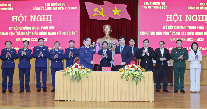 Chủ tịch UBND tỉnh Nguyễn Hoài Anh và Trung tướng Bùi Quốc Oai, Chính ủy Cảnh sát biển Việt Nam ký kết chương trình phối hợp công tác dân vận Cảnh sát biển đồng hành với ngư dân giai đoạn 2025-2030. Ảnh: Lam Sơn
