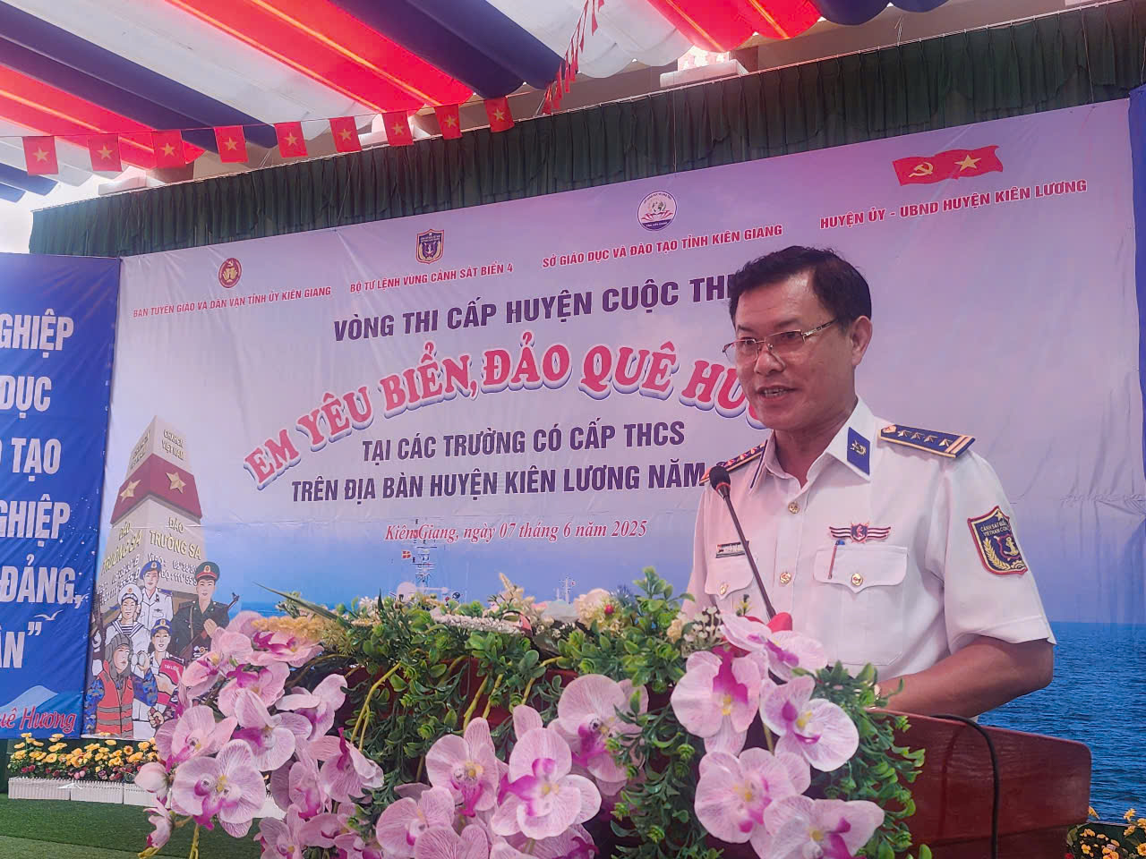 Bộ Tư lệnh Vùng Cảnh sát biển 4 đồng hành với ngư dân Kiên Lương - Ảnh 1.