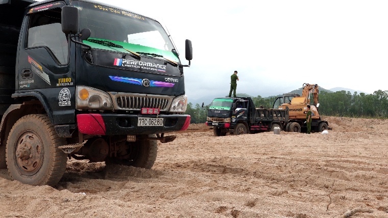 Cảnh sát đột kích rạng sáng, tạm giữ 39 người ở bãi khai thác cát trái phép - Ảnh 1.