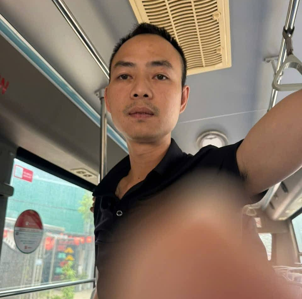 Cảnh sát truy tìm đối tượng hành hung dã man tài xế xe buýt 1 Cảnh sát truy tìm đối tượng hành hung dã man tài xế xe buýt - Ảnh 1.