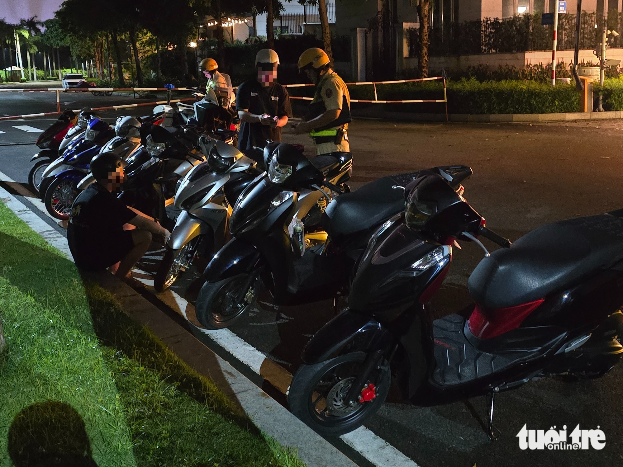 Cảnh sát xử lý hàng chục 'quái xế' nẹt pô trong khu đô thị Sala đêm Noel 1 Cảnh sát xử lý hàng chục 'quái xế' nẹt pô trong khu đô thị Sala đêm Noel - Ảnh 1.