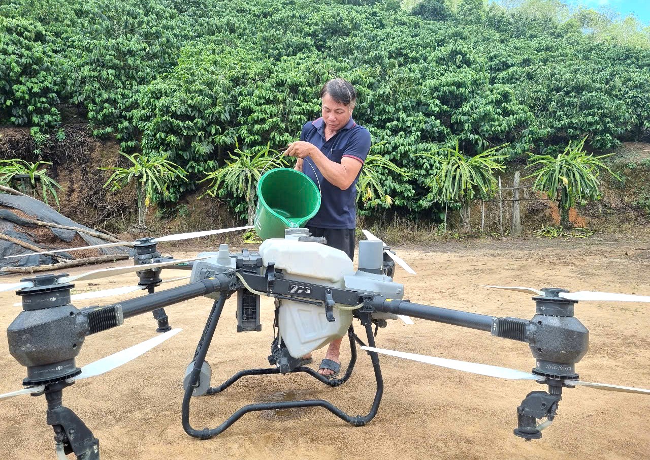 Cánh tay trên không: Công nghệ drone thay đổi nông nghiệp Tây Nguyên - Ảnh 1.