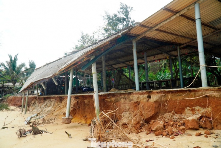 Cảnh tượng chưa từng thấy tại bãi tắm nổi tiếng xứ Huế - 1