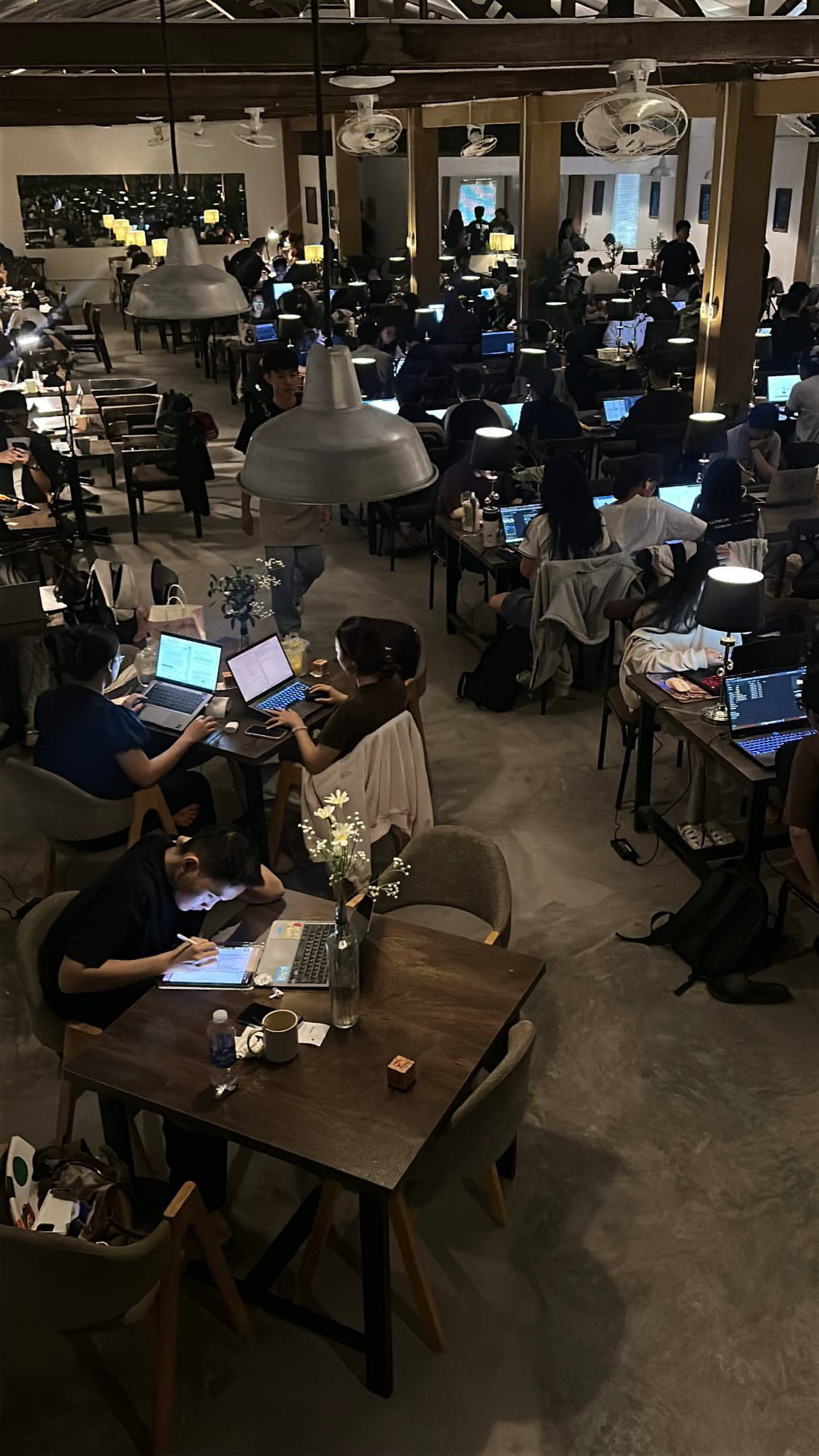 Cảnh tượng học hành kinh khủng tại 1 quán cà phê ở Việt Nam, ai nhìn vào cũng thấy thật thua kém- Ảnh 3.