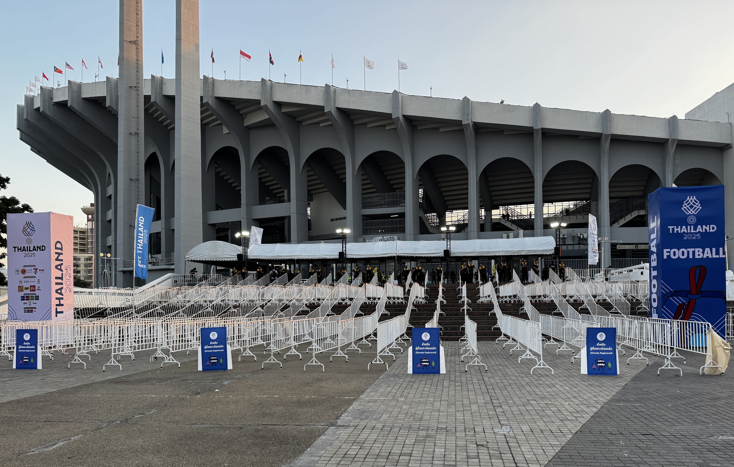 Cảnh tượng quá đỗi lạ lùng trên sân Rajamangala ngày U.23 Thái Lan xuất trận SEA Games 33- Ảnh 1. Cảnh tượng quá đỗi lạ lùng trên sân Rajamangala ngày U.23 Thái Lan xuất trận SEA Games 33- Ảnh 1.