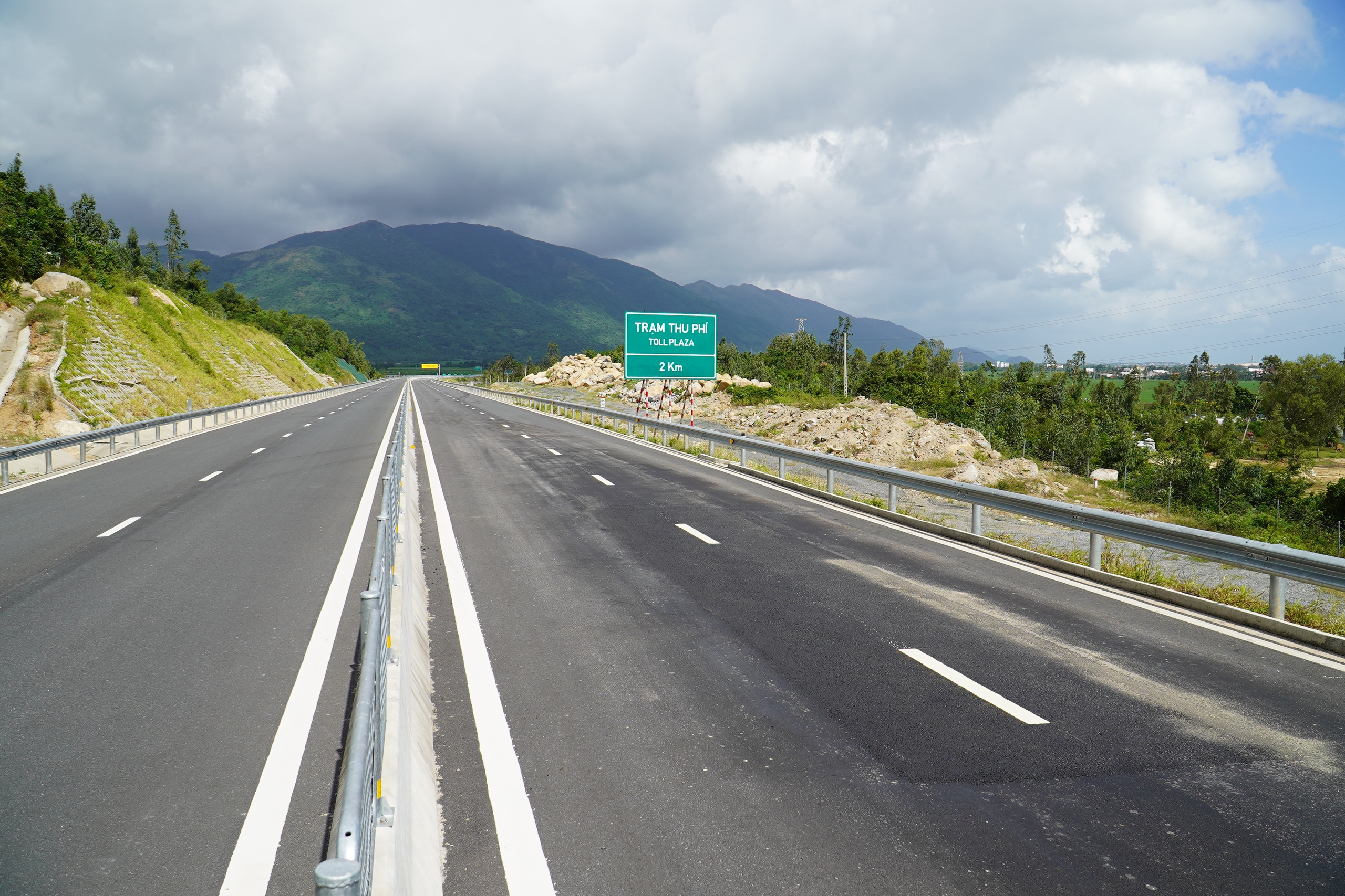 Cao tốc Vân Phong - Nha Trang: 13 km đầu tuyến chưa thông xe đã hư hỏng - Ảnh 1.