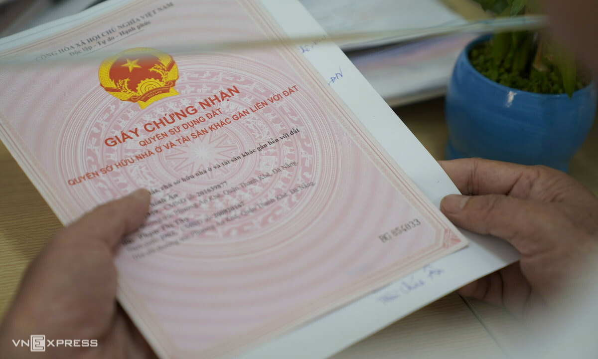 Cặp đôi dùng giấy tờ giả mua đất vẫn được cấp sổ đỏ, lừa ngân hàng 1 Cap doi dung giay to gia mua dat van duoc