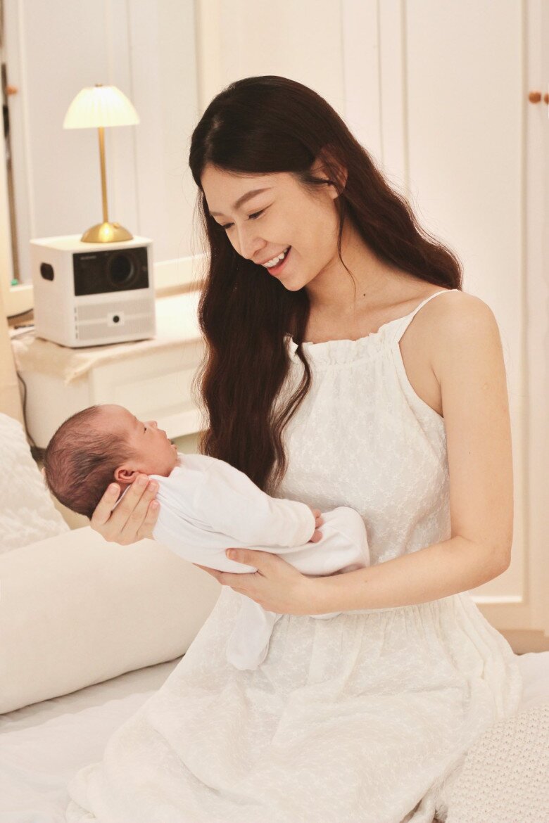 Cặp đôi viên mãn nhất nhì lịch sử Người Ấy Là Ai: Quý tử chào đời gặp hiện tượng hiếm, được dự đoán điềm may - 1