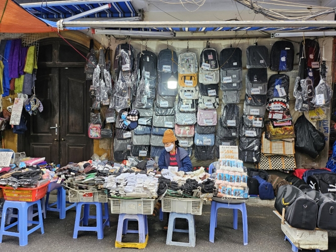 Tiểu thương buôn bán tại một khu chợ ở Hà Nội. Ảnh: Phương Dung