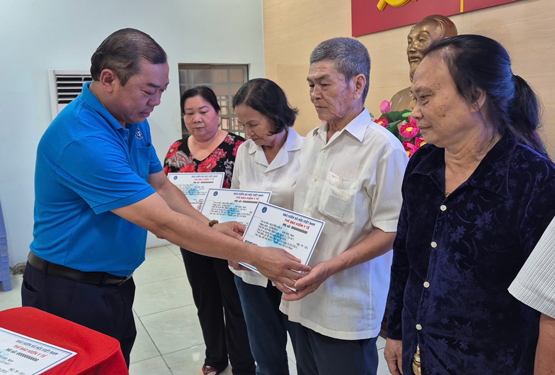 Cấp thẻ BHYT miễn phí, giảm gánh lo tuổi già - Ảnh 1. Cấp thẻ BHYT miễn phí, giảm gánh lo tuổi già - Ảnh 1.