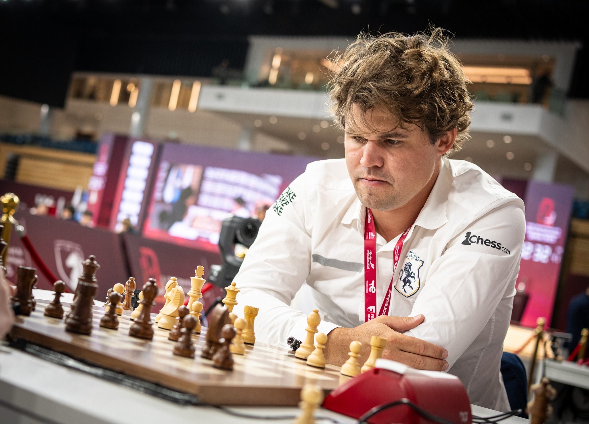 Carlsen đập bàn tức giận, thua sốc vì làm rơi quân cờ - Ảnh 1.